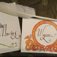 Prénoms calligraphiés à la plume d'oie sur impressions d'art enluminées