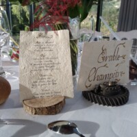 table de mariage - Menu et nom de table calligraphiés à la plume d'oie sur papier fait main wedding day