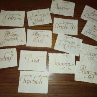 Calligraphie à la plume d'oie sur papier fait main pour les noms de table pour un mariage Nom de table pour un mariage