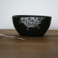 Petit bol peint à la main à la peinture porcelaine