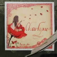 impression d'art fée coquelicot personnalisée, écriture à la plume d'oie illustration carte avec un prénom écrit à la plume d'oie