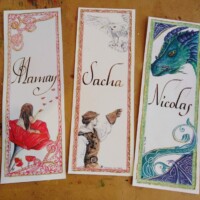 Impression d'art enluminé et calligraphié à la plume, illustraion dragon, fauconnier et fée coquelicot