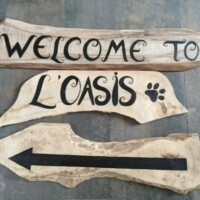 écriture à la main sur un panneau extérieur