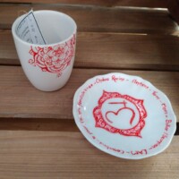 tasse et sous tasse illustrées à la main à la peinture porcelaine