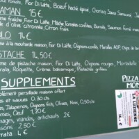 Menu de pizzeria écrit à la main sur un tableau d'école menu de pizzeria