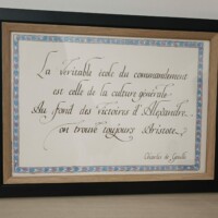 citation Charles de Gaulle calligraphié à la plume d'oie et enluminé cadre commande sur mesure