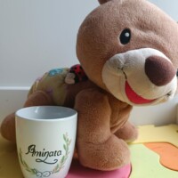 Tasse en porcelaine peinte à la main