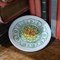 sous tasse- coupelle fleur de vie vert jaune peint à la main à la peinture porcelaine