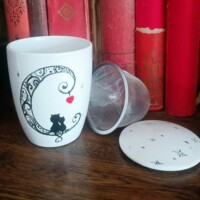 Tasse tisanière illustrée à la main à la peinture porcelaine